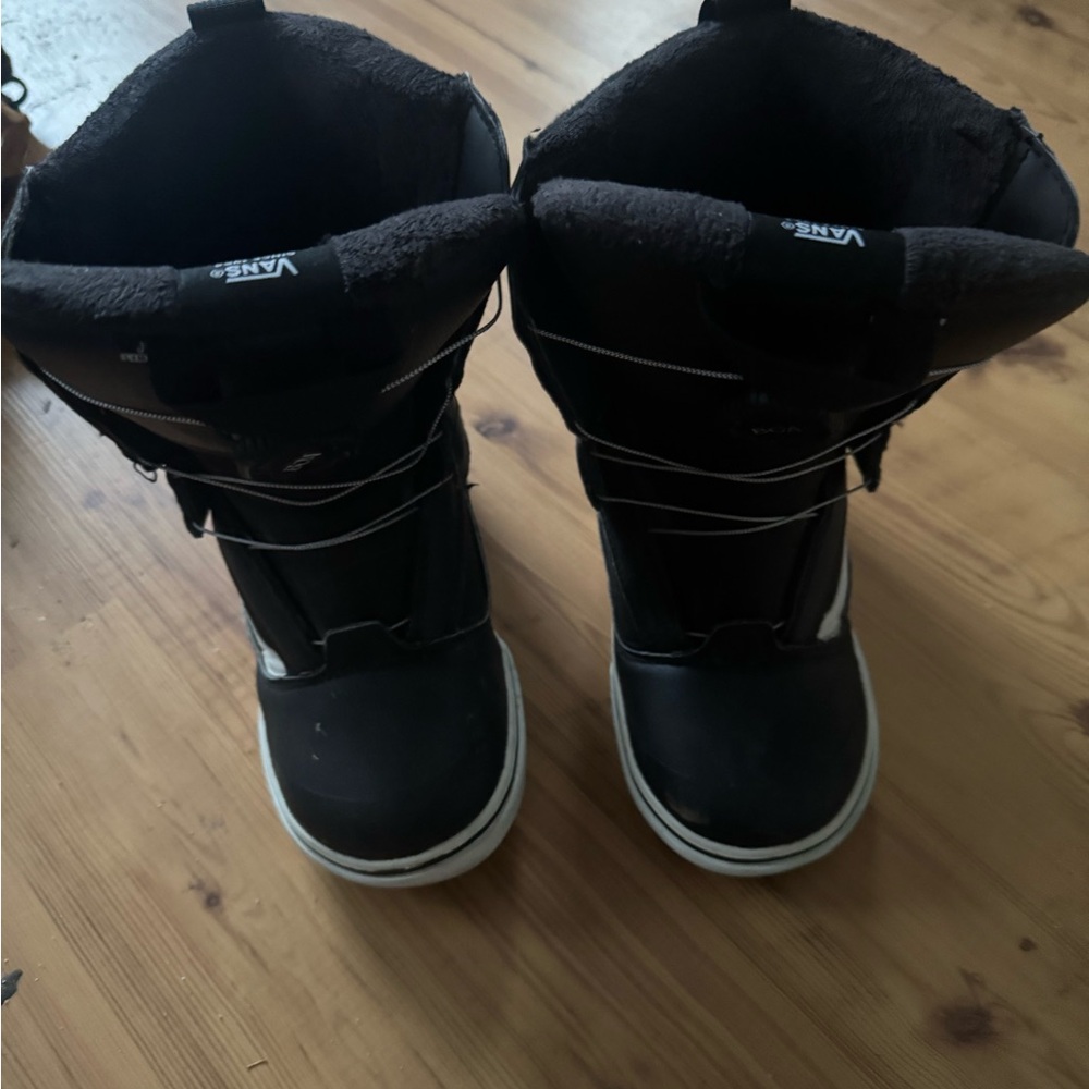 Vans youth snowboard boots